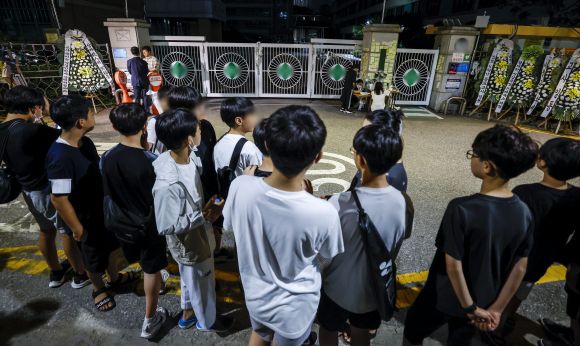 추모 메시지 적는 학생들 - 1일 오후 서울 양천구 소재 초등학교 앞에 마련된 A 교사의 추모공간에 학생들이 모여 있다. 2023.9.1 뉴시스