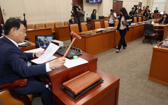 행안위, 이태원참사 특별법 처리 - 31일 국회 행정안전위원회에서 김교흥 위원장이 회의를 진행하고 있다.  이날 행안위는 ‘이태원 참사 특별법’을 야당 단독으로 처리했다. 국민의힘 의원들은  의결에 반대하며 퇴장했다. 2023.8.31