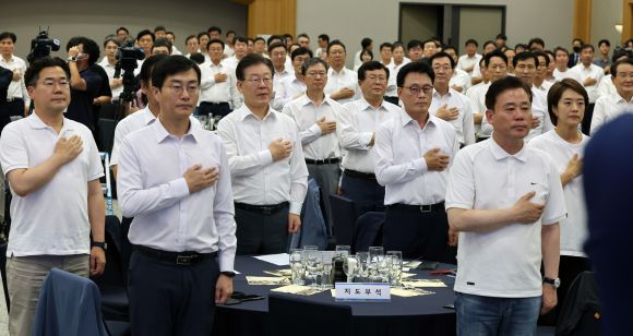 더불어민주당 ,국회의원 워크숍 - 이재명 더불어민주당 대표와 의원들이 28일 오후 강원 원주시 오크밸리리조트에서 열린 ‘2023 정기국회 대비 국회의원 워크숍’에서 국민의례를 하고 있다. 2023.8.28/뉴스1