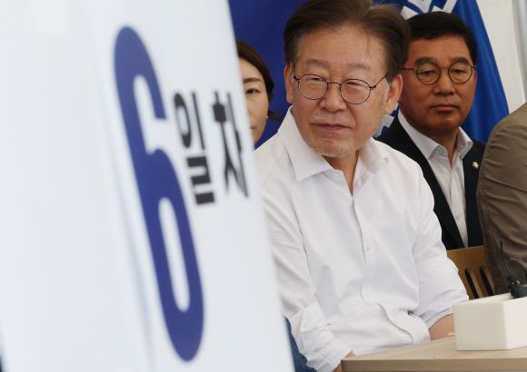 수척해진 얼굴 - 5일 국회에서 단식 중인 더불어민주당 이재명 대표가 농성장에 앉아 있다. 연합뉴스