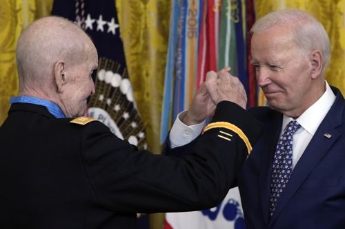 조 바이든(오른쪽) 미국 대통령이 5일(현지시간) 백악관에서 베트남전 참전 용사 래리 테일러 예비역 대위에게 명예 훈장을 수여한 뒤 경례하고 있다. 워싱턴DC AP 연합뉴스