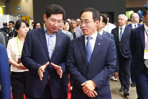 6일 고양 킨텍스에서 열린 ’2023 월드 스마트시티 엑스포에서  이상일(왼쪽 ) 시장이 김오진(오른쪽) 국토부 1차관과  반도체 고속도로 건설과 관련 대화를 나누고 있다.  용인시 제공
