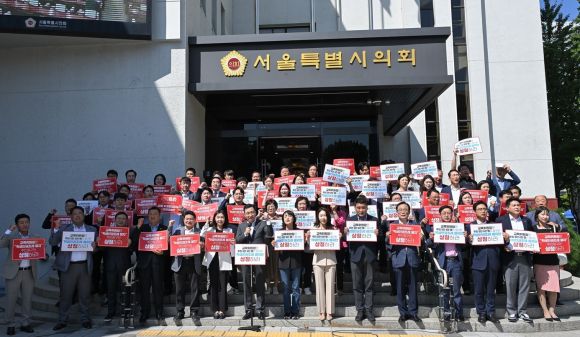 지난 8일 서울시의회 본관 앞에서 국민의힘 의원 76명과 함께 학생인권조례 폐지조례안의 교육위원회 상정을 촉구하는 피켓시위를 진행한 고광민 의원과 소속 의원들