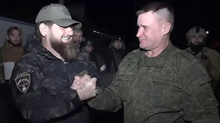 친분을 과시하는 람잔 카디로프 체첸 수장과 안드레이 모르드비체프 사령관의 모습. 모르드비체프 당시 중장은 지난해 3월 우크라이나 마리우폴 함락 당시 남부군관구 제8연합군 사령관을 맡고 있었다. / 사진=타스 연합뉴스