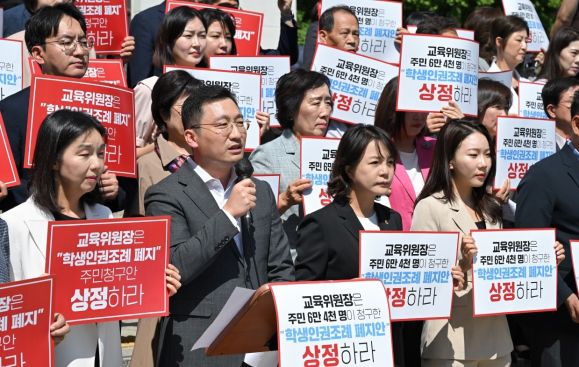 지난 8일 서울시의회 본관 앞에서 국민의힘 의원 76명과 함께 학생인권조례 폐지조례안의 교육위원회 상정을 촉구하는 피켓시위를 진행, 성명서를 낭독하는 고광민 의원
