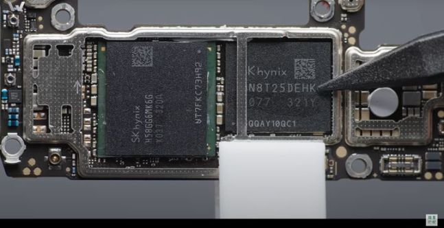 중국 유튜브 채널 ‘위키홈(WekiHome)’이 분해한 화웨이의 메이트 60 프로. 유튜브 캡처