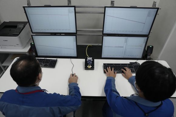 원격 방류되는 오염수 - 지난달 27일 후쿠시마 제1원자력발전소 내 면진중요동에 위치한 집중관리실에서 도쿄전력 관계자들이 모니터를 통해 오염수 방류 상황을 점검하고 있다.  후쿠시마 공동취재단