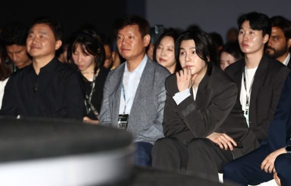 방탄소년단(BTS) 멤버 슈가(왼쪽 세 번째)가 26일 서울 강남구 코엑스에서 열린 ‘갤럭시 언팩 2023’ 행사에 참석해 신제품 소개를 듣고 있다. 가장 왼쪽은 노태문 삼성전자 모바일경험(MX) 사업부장. 뉴스1