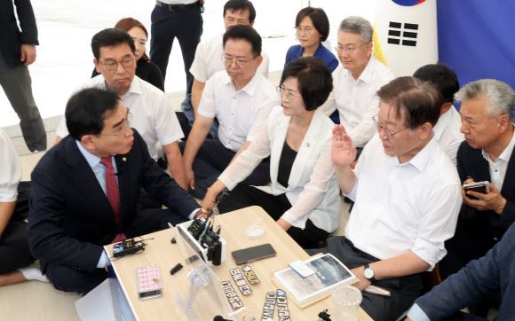 이재명 더불어민주당 대표가 단식농성 중인 국회 앞 천막에서 태영호 국민의힘 의원을 만나고 있다. 2023.9.7 연합뉴스