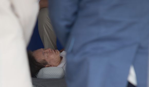 지친 모습의 이재명 대표 - 단식농성을 12일째 이어가고 있는 더불어민주당 이재명 대표가 11일 오전 국회 앞 천막에 누워있다. 2023.9.11 [국회사진기자단]