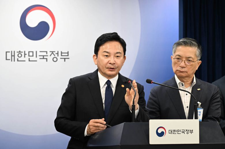 원희룡(왼쪽) 국토교통부 장관이 지난 7월 31일 정부서울청사에서 열린 LH 무량판 구조 조사결과 브리핑에서 발언하고 있다. 오른쪽은 이한준 LH 사장. 서울신문DB