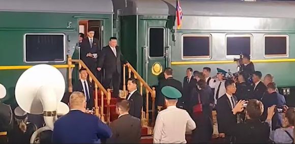 4년 5개월 만에 러시아를 방문한 김정은 북한 국무위원장의 모습이 12일(현지시간) 처음 공개됐다. 러시아 매체 RBK.