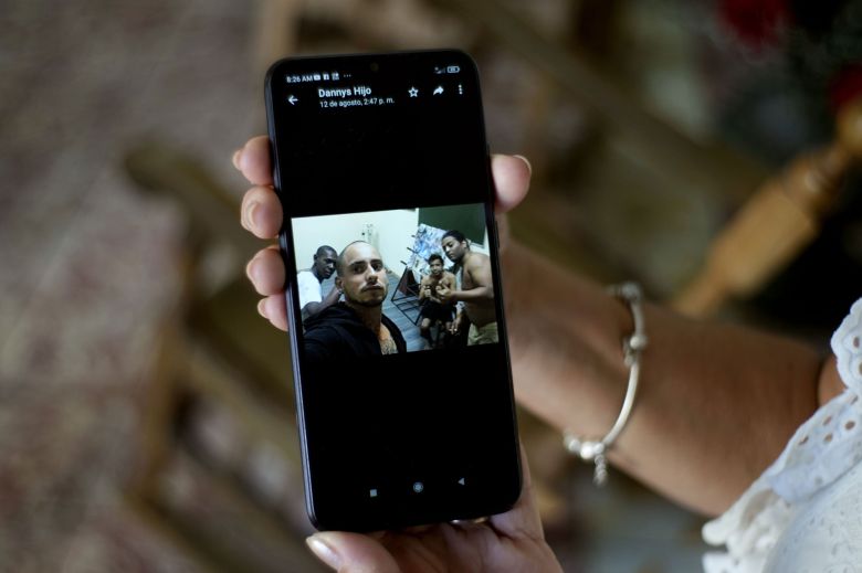 지난 8일(현지시간) 쿠바 아바나에서 마리린 비넨트라는 이름의 한 여성은 지난달 22일 아들 다니 카스티요가 다른 쿠바 청년들과 함께 있다며 보내온 사진을 보여주며 인터뷰하고 있다. 이 여성은 아들과 다른 쿠바 사람들이 지난 7월 말 건설업 취업을 약속받고 러시아로 떠났지만 현재 우크라이나에서 러시아를 위해 싸우는 용병이 됐다고 밝혔다. 쿠바 내무부는 쿠바 청년들을 러시아에 용병으로 보내려는 인신매매 조직을 검거했다고 밝혔다. / 사진=AP 연합뉴스