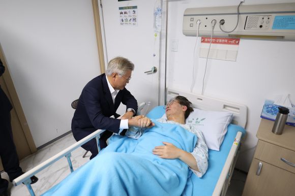 문재인 전 대통령이 19일 오후 서울 중랑구 녹색병원을 방문해 입원중인 이재명 더불어민주당 대표를 만나고 있다. 2023. 9. 19 홍윤기 기자