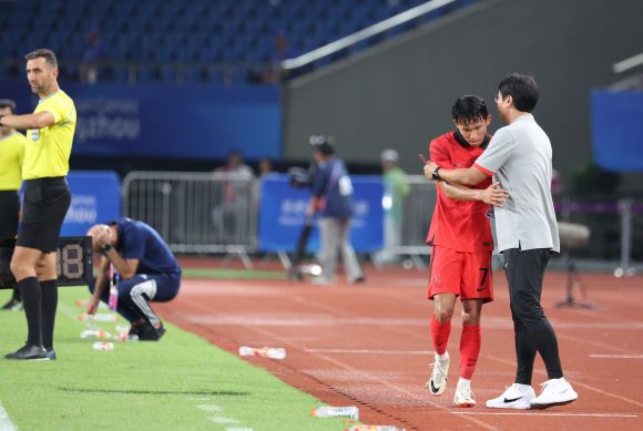 ‘해트트릭’ 정우영 안아주는 황선홍 감독 - 19일 중국 진화 스포츠 스타디움에서 열린 2022 항저우 아시안게임 남자축구 조별리그 E조 1차전 대한민국 대 쿠웨이트 경기, 후반전 정우영이 교체돼 벤치로 나와 황선홍 감독과 인사를 하고 있다. 2023.09.19. 진화 뉴시스