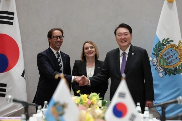 숨 돌릴 틈 없이 회동 - 유엔총회 참석차 미국 뉴욕을 방문한 윤석열 대통령은 방미 첫날인 18일(현지시간) 9개국 정상과 양자회담을 갖고 2030 부산세계박람회 유치에 대한 지지를 구했다. 윤 대통령이 한·산마리노 양자회담에서 스카라노(왼쪽) 집정관, 톤니니 집정관과 포즈를 취하고 있다. 뉴욕 연합뉴스