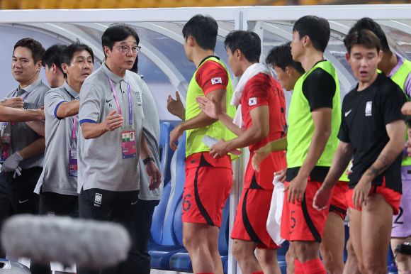 매우 순조로운 출발 - 19일 오후 중국 저장성 진화시 진화스타디움에서 열린 항저우 아시안게임 남자축구 조별리그 1차전 한국과 쿠웨이트의 경기. 황선홍 감독이 9-0 대승을 거둔 뒤 선수들을 격려하고있다. 2023.9.19 진화 연합뉴스