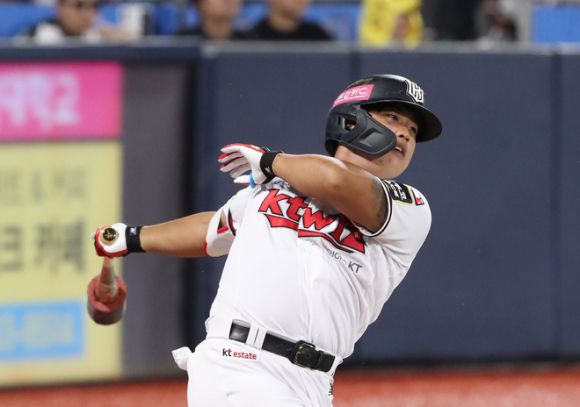 kt wiz의 강백호가 지난  5일 수원 케이티위즈파크에서 열린’ LG 트윈스전에서 타석에 들어서기 전에 몸을 풀고 있다. 뉴스1