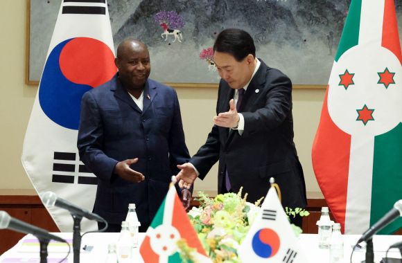 숨 돌릴 틈 없이 회동 - 유엔총회 참석차 미국 뉴욕을 방문한 윤석열 대통령은 방미 첫날인 18일(현지시간) 9개국 정상과 양자회담을 갖고 2030 부산세계박람회 유치에 대한 지지를 구했다. 한·부룬디 정상회담에서 은다이시메 대통령과 기념촬영을 마친 뒤 자리를 안내하는 윤 대통령. 뉴욕 연합뉴스