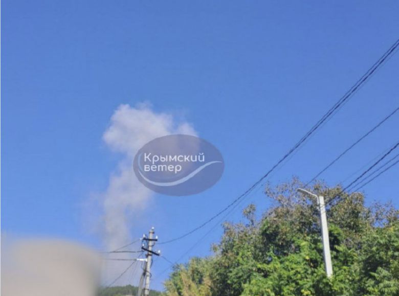 크름반도 소식 텔레그램 채널 ‘크림스키 비테르’(크림의 바람)에는 크름반도에서 미사일이 어디론가 날아가거나 연기 기둥이 피어오르는 모습이 담긴 사진과 영상을 잇따라 공유했다. / 사진=크림스키 비테르 텔레그램