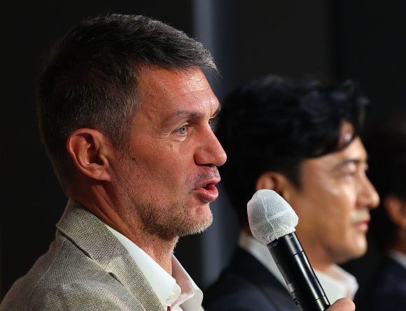 답변하는 말디니 - 이탈리아 레전드 수비수 파올로 말디니가 22일 오전 서울 영등포구 페어몬트 앰배서더에서 열린 한국·이탈리아·브라질 3개국 ‘레전드 올스타전’ 기자회견에서 답변하고 있다. 오른쪽은 안정환. 2023.9.22 연합뉴스