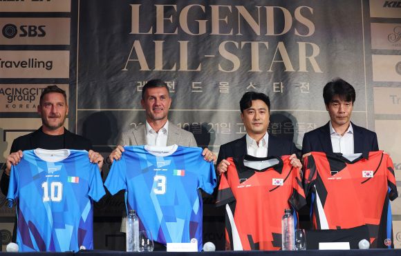 레전드올스타전 매치 유니폼 든 전설들 - 22일 오전 서울 영등포구 페어몬트 앰배서더에서 열린 한국·이탈리아·브라질 3개국 ‘레전드 올스타전’ 기자회견에서 최진철(오른쪽부터), 안정환, 파올로 말디니, 프란체스코 토티가 다음달 21일 열리는 경기에 입을 유니폼을 들어 보이고 있다. 2023.9.22