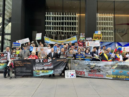 미국 뉴욕 맨해튼 일본 총영사관 앞에서 민주당 ‘후쿠시마 원전 오염수 해양투기 저지 총괄대책위원회’ 소속인 이용선, 이수진 의원과 강은미 정의당 의원 등 야당 정치인, 국내 환경·시민단체 활동가, 현지 교민단체 회원 등 50여명이 집회를 열고 후쿠시마 원전 오염수 방류 중단을 촉구했다. 연합뉴스