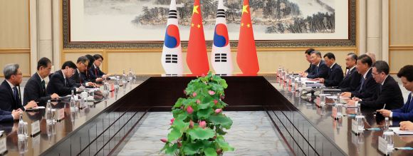 제19회 아시안게임 개막식 참석을 위해 중국을 방문한 한덕수 국무총리가 23일 오후(현지시간) 중국 항저우 저장성 항저우 시후 국빈관에서 시진핑 중국 국가 주석을 비롯한 중국 정부 관계자들과 면담하고 있다. 2023.9.23 국무총리실 제공