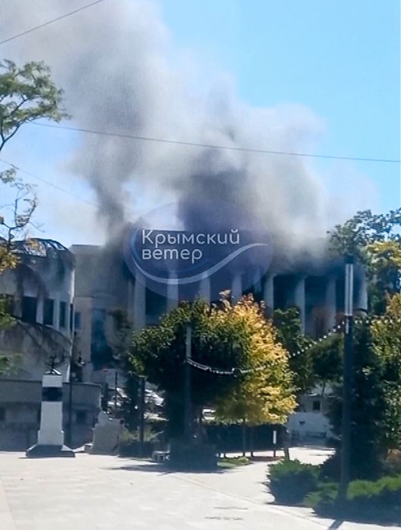 22일(현지시간) 우크라이나가 크림반도 세바스토폴에 있는 러시아 해군 흑해함대 본부 건물을 미사일 공격한 후 본부 건물에서 연기가 피어오르고 있다.2023.9.22 TASS 연합뉴스