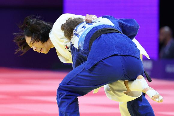 이혜경 ‘득점’ - 24일 오전 중국 항저우 샤오산 린푸 짐나지움에서 열린 2022 항저우 아시안게임 유도 여자 48kg급 16강에서 한국 이혜경이 타지키스탄 마디나와 경기를 펼치고 있다. 2023.9.24 뉴스1