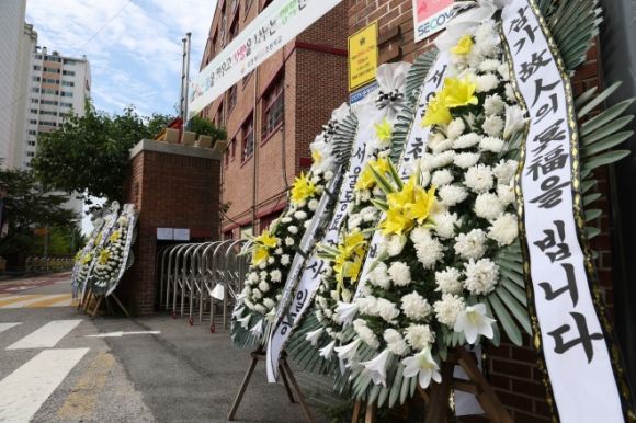 경기도 의정부시의 한 초등학교에서 고인이 된 교사를 추모하는 화환이 줄지어 놓여 있다. 2023.8.9 연합뉴스