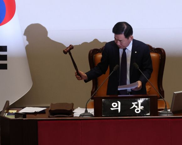 이재명 체포동의안 가결…찬 149표 반 136표 - 김진표 국회의장이 21일 오후 서울 여의도 국회에서 열린 제410회 국회(정기회) 제8차 본회의에서 의사봉을 두드리며 이재명 더불어민주당 대표에 대한 체포동의안의 가결을 알리고 있다. 2023.9.21 뉴스1