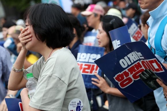 이재명 대표 체포동의안 가결이라니 - 이재명 더불어민주당 대표의 지지자들이 21일 오후 서울 여의도 국회 앞에서 이 대표의 체포동의안 가결 소식에 슬퍼하고 있다. 2023.9.21 뉴스1