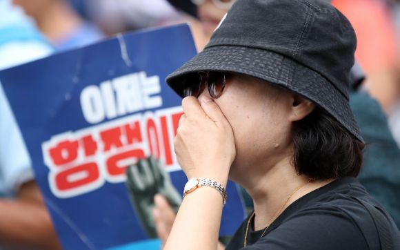 이재명 대표 체포동의안 가결, 찬성 149표 - 21일 오후 서울 여의도 국회 앞에서 이재명 더불어민주당 대표 지지자들이 이 대표에 대한 체포동의안이 가결되자 눈물을 흘리고 있다. 표결은 재석 295인, 찬성 149표, 반대 136표, 기권 6표, 무효 4표로 가결됐다. 2023.09.21. 뉴시스