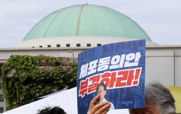 이재명 체포동의안 부결 촉구하는 시민 - 이재명 더불어민주당 대표의 체포동의안 표결을 앞둔 21일 오전 서울 여의도 국회 앞에서 한 시민이 체포동의안 부결을 주장하고 있다. 2023.09.21.뉴시스