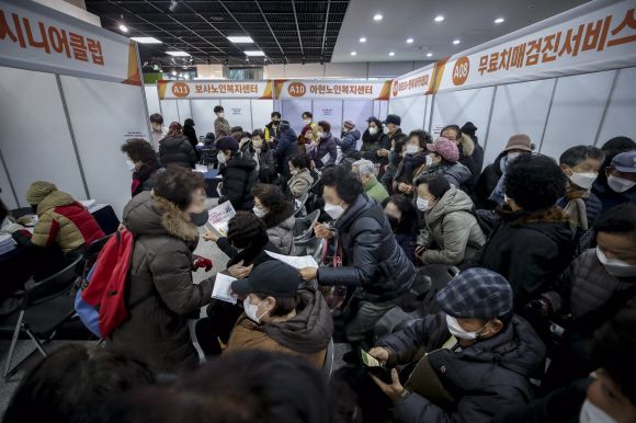 15일 서울 마포구청에서 열린 2023년 노인 일자리 사회활동 지원사업 박람회를 찾은 어르신들이 상담받기 위해 대기하고 있다. 2022.12.15 뉴시스