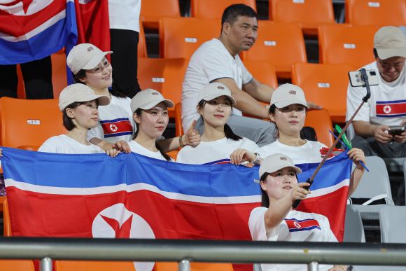 셀피 찍는 북한 응원단 - 21일 오후 중국 저장성 진화 저장성사범대동쪽경기장에서 열린 2022 항저우 아시안게임 남자 축구 예선 F조 2차전 키르기스스탄과 북한의 경기 전반이 끝난 가운데 북한 응원단이 셀피를 찍고 있다. 2023.9.21 연합뉴스