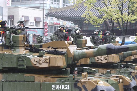 건군 75주년 국군의날 기념행사가 열린 26일 오후 서울 종로구 광화문광장에서 군 장병들과 K2 전차가 시가행진하고 있다 2023.9.26 사진공동취재단