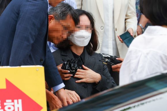 서울구치소 나서는 정경심 전 교수 - 자녀 입시 비리 등으로 징역형을 받아 복역 중이던 정경심 전 동양대학교 교수가 27일 오전 경기 의왕 서울구치소에서 가석방으로 풀려나고 있다. 2023.9.27 연합뉴스