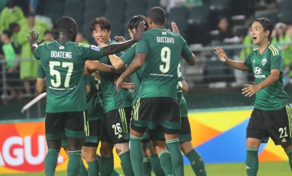 홍정호 첫골 기쁨 - 지난 20일 전주월드컵경기장에 열린 아시아연맹 챔피언스리그 조별리그.  전북현대의 홍정호(가운데 26번)가 홍콩 키치에 첫 골을 넣고 동료들과 기뻐하고 있다. 2023.9.20 연합뉴스