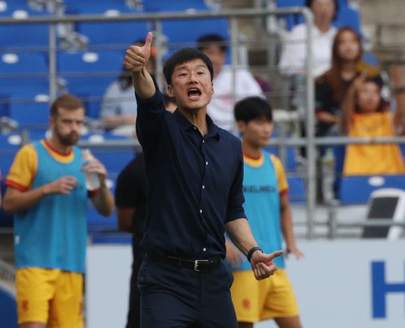 지시하는 광주 이정효 감독 - 지난 3일 울산 문수축구경기장에서 열린 프로축구 K리그1 울산 현대와 광주FC의 경기에서 광주 이정효 감독이 선수들에게 지시하고 있다. 2023.9.3 연합뉴스