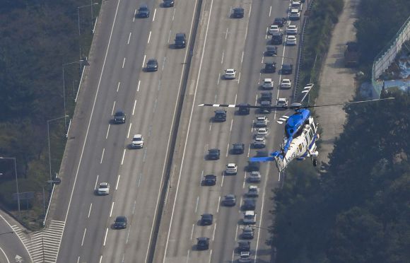 ‘매의 눈’ 참수리호 - 28일 참수리호가 영동고속도로 상공에서 교통 위반 차량을 포착하고 있다. 경기남부경찰청 공동취재단