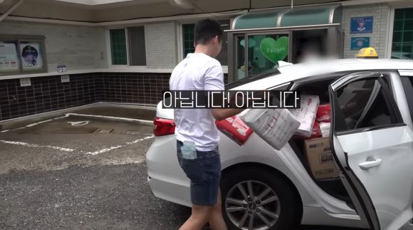 유튜버 보겸이 2년여 만에 얼굴을 공개한 지난 28일 영상에서 기부금과 기부물품 등을 전달하러 한 영아원을 찾은 모습. 보겸은 인터넷 방송 초기부터 기부 방송과 이벤트 등을 꾸준히 해온 것으로 유명하다. 유튜브 채널 ‘보겸TV’ 캡처