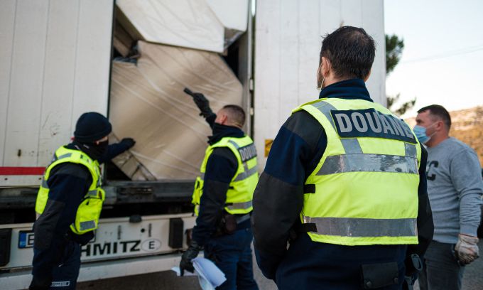2020년 11월 프랑스 출입국 관리국이 트럭을 검사하는 모습. 자료사진(사진-AFP)