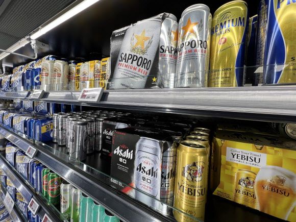 한정 출시된 일본산 맥주가 품귀 현상을 보이는 9일 서울의 한 대형할인점에 맥주가 진열되어 있다. 올해 1분기 일본 맥주 수입액은 1년 만에 두 배 이상으로 커져 한국에 대한 일본의 반도체 소재 수출 규제 조치 이후 최대를 기록한 것으로 나타났다. 2023.5.9 연합뉴스