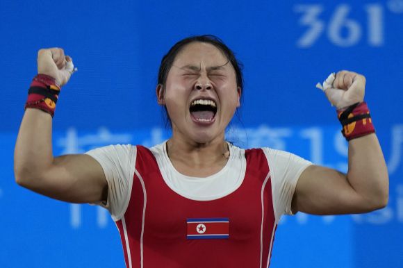 금메달이 기쁜 북한 리성금 - 북한 리성금이 30일 중국 항저우 샤오산 스포츠 센터 체육관에서 열린 2022 항저우 아시안게임 여자 49㎏급에서 금메달을 차지한 후 기뻐하고 있다. 리성금은 이날 인상 92㎏, 용상 124㎏, 합계 216㎏을 들어 장후이화가 가진 합계 세계 기록(215㎏)보다 1㎏을 더 들어 올리며 우승을 차지했다. 2023.09.30. 뉴시스