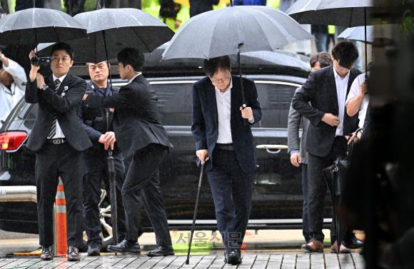 이재명 더불어민주당 대표가 지난달 26일 오전 서울 서초구 서울중앙지법에서 열리는 영장실질심사를 받기 위해 법정으로 향하고 있다. 도준석 기자