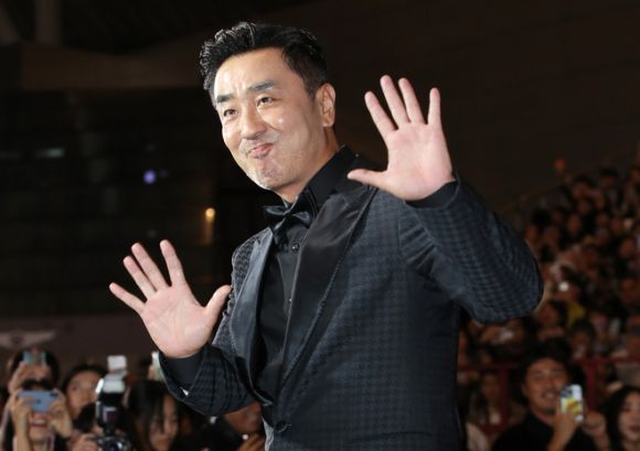 배우 류승룡이 8일 오후 부산 해운대구 영화의전당에서 열린 제28회 부산국제영화제 ‘2023 아시아콘텐츠어워즈 & 글로벌OTT어워즈’ 레드 카펫 행사에 참석해 손을 들어 인사하고 있다.  뉴스1