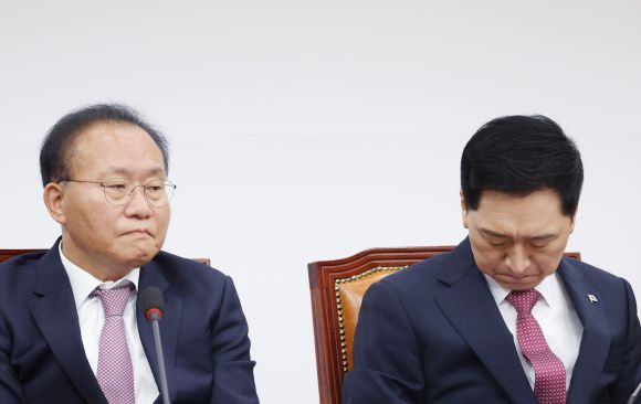 국민의힘 김기현 대표와 윤재옥 원내대표가 12일 국회에서 열린 최고위원회의에서 어두운 표정을 짓고 있다.  연합뉴스