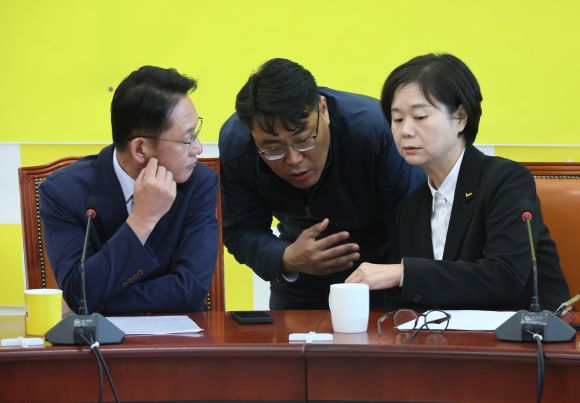 대변인과 대화하는 이정미 대표 - 이정미(오른쪽) 정의당 이정미 대표가 16일 국회에서 열린 상무집행위원회에서 김희서(가운데) 대변인과 대화하고 있다. 왼쪽은 배진교 원내대표. 연합뉴스